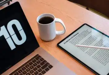 bureau avec PC, tablette et mug de café