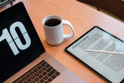 bureau avec PC, tablette et mug de café