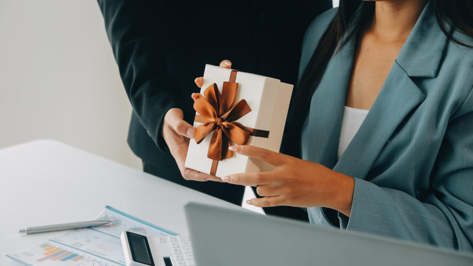 Quel fournisseur en ligne de cadeaux d'affaires choisir pour simplifier la gestion administrative ?