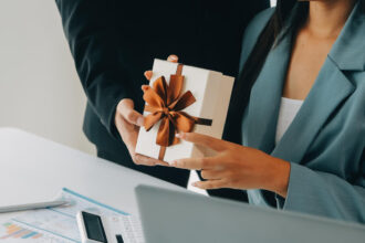 Quel fournisseur en ligne de cadeaux d'affaires choisir pour simplifier la gestion administrative ?
